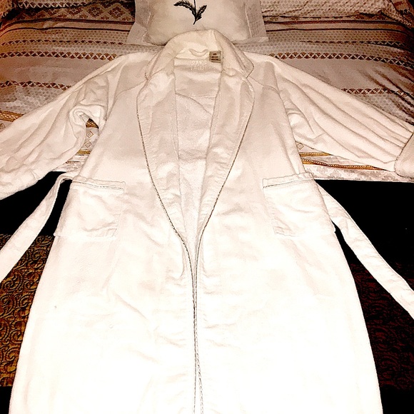 Saks Fifth Avenue Other - (EUC) Saks Fifth Avenue White Terry Cloth Robe